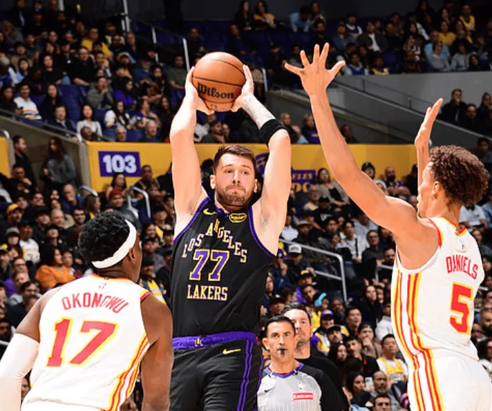 pg热门游戏-湖人目前三分16中9领先老鹰16分，昨日全队三分36中8仅22%