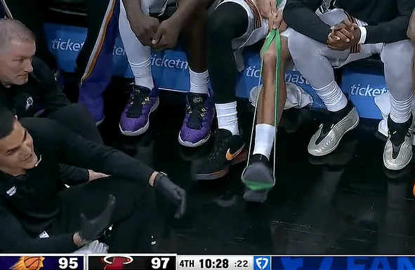 布克目前已返回场边，用弹力带尝试着左脚脚踝的感觉